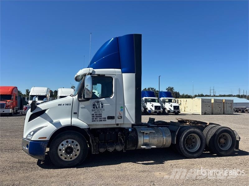 Volvo VNR300 6x4 T/A Day Cab Truck Tractor Vetopöytäautot