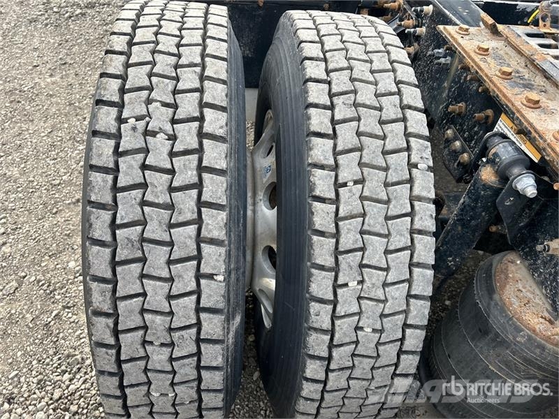 Volvo VNR300 6x4 T/A Day Cab Truck Tractor Traktorske jedinice