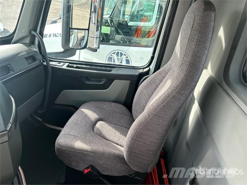 Volvo VNR300 6x4 T/A Day Cab Truck Tractor Ťahače