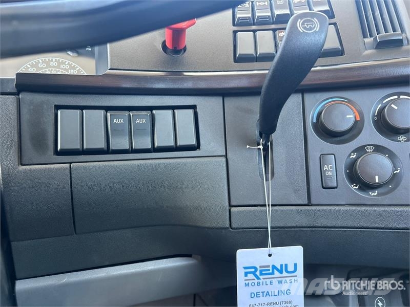 Volvo VNR300 6x4 T/A Day Cab Truck Tractor Vlačilci