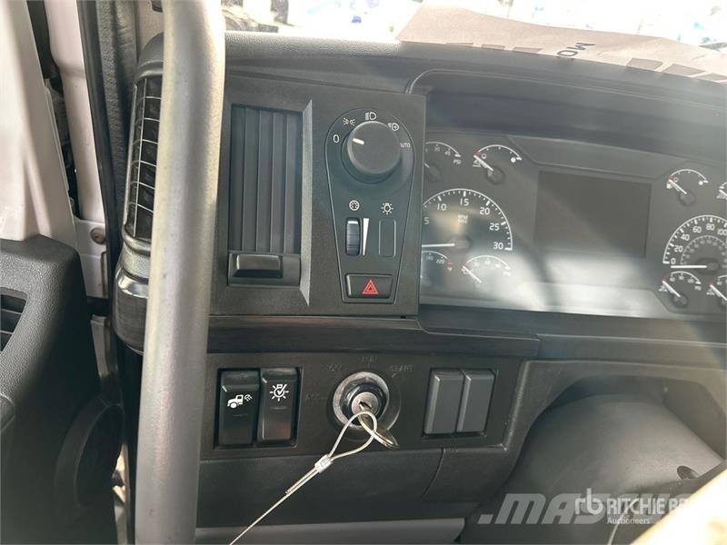 Volvo VNR300 6x4 T/A Day Cab Truck Tractor Traktorske jedinice