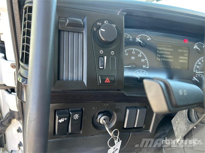 Volvo VNR300 6x4 T/A Day Cab Truck Tractor Vlačilci