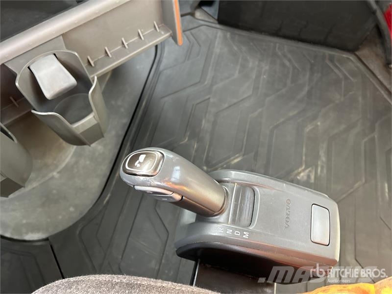 Volvo VNR300 6x4 T/A Day Cab Truck Tractor Ťahače