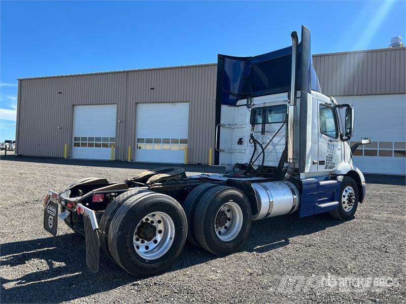 Volvo VNR300 6x4 T/A Day Cab Truck Tractor Vlačilci