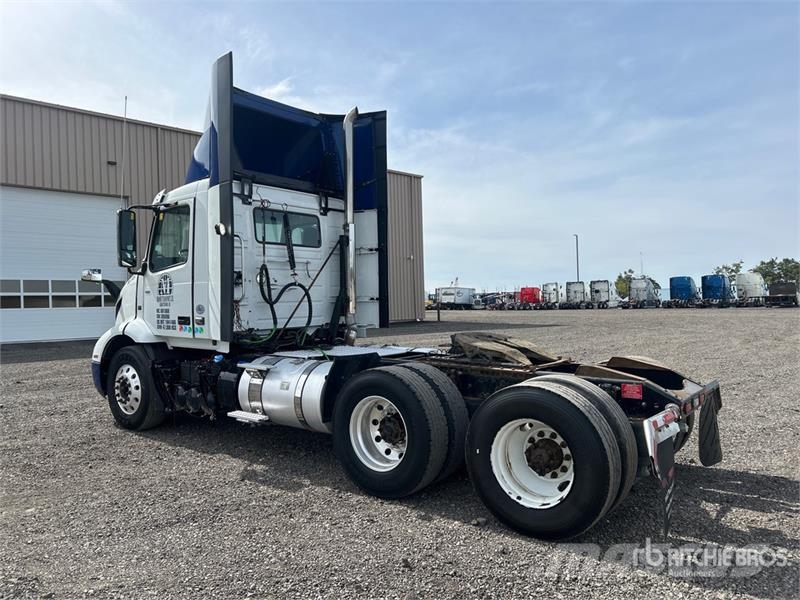 Volvo VNR300 6x4 T/A Day Cab Truck Tractor Ťahače