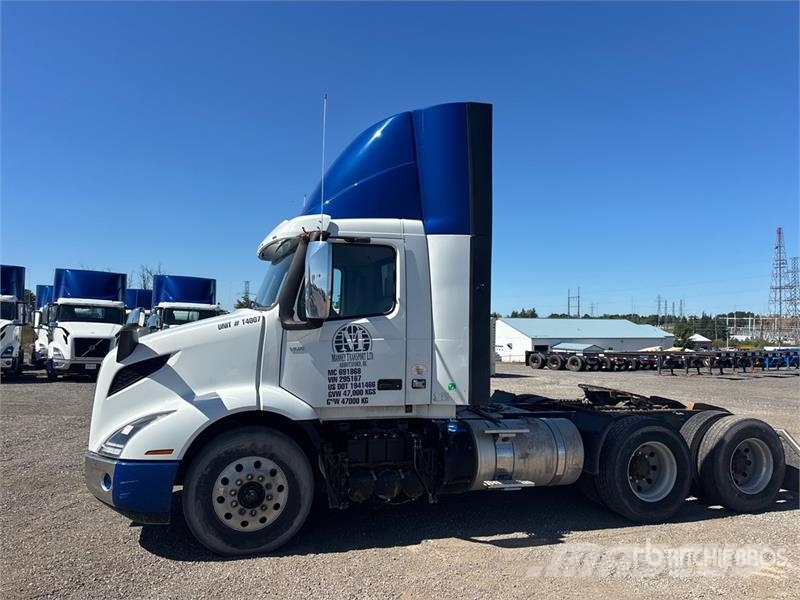 Volvo VNR300 6x4 T/A Day Cab Truck Tractor Vetopöytäautot