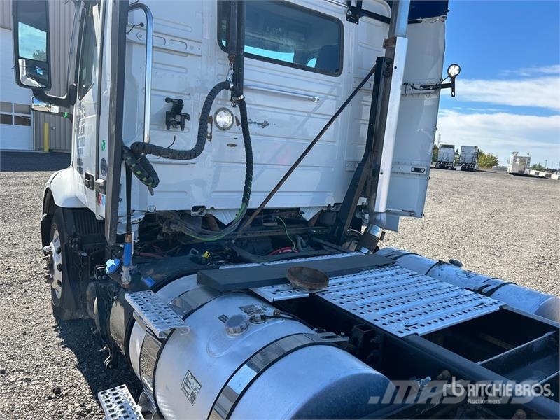 Volvo VNR300 6x4 T/A Day Cab Truck Tractor Vlačilci