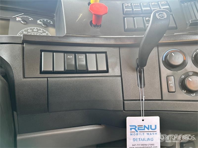 Volvo VNR300 6x4 T/A Day Cab Truck Tractor Ťahače