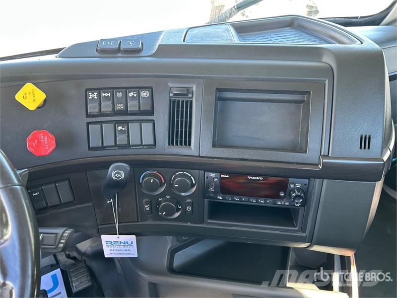Volvo VNR300 6x4 T/A Day Cab Truck Tractor Vlačilci