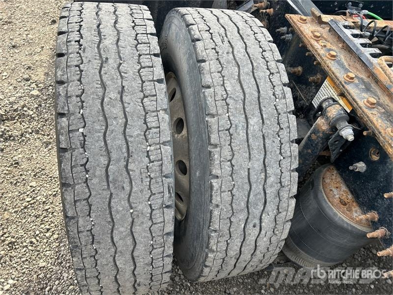 Volvo VNR300 6x4 T/A Day Cab Truck Tractor Ťahače