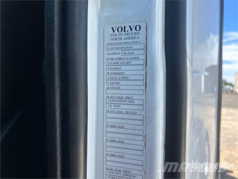 Volvo VNR300 6x4 T/A Day Cab Truck Tractor Vlačilci