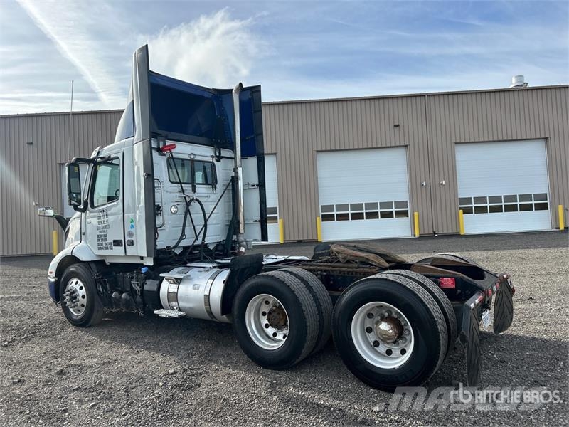 Volvo VNR300 6x4 T/A Day Cab Truck Tractor Ťahače