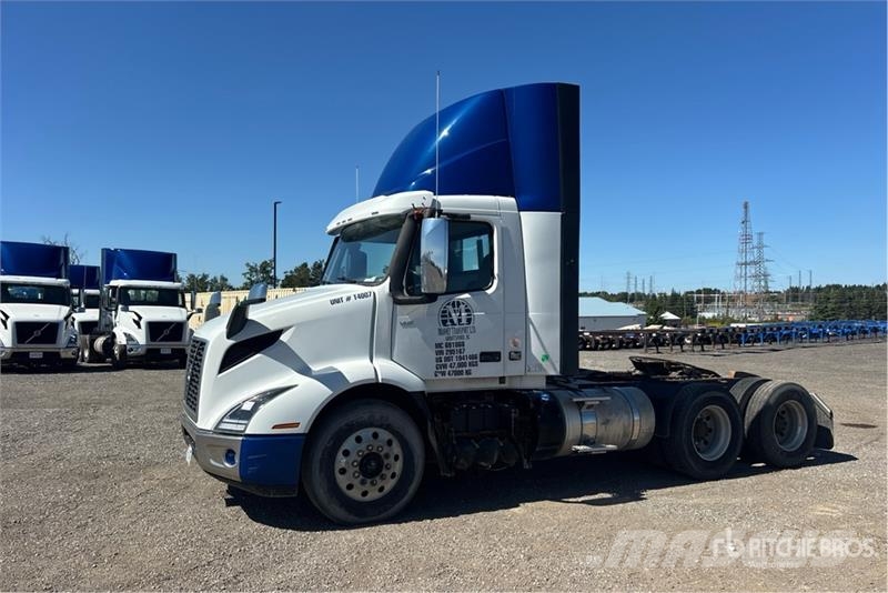 Volvo VNR300 6x4 T/A Day Cab Truck Tractor Vetopöytäautot