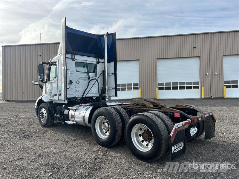 Volvo VNR300 6x4 T/A Day Cab Truck Tractor Traktorske jedinice