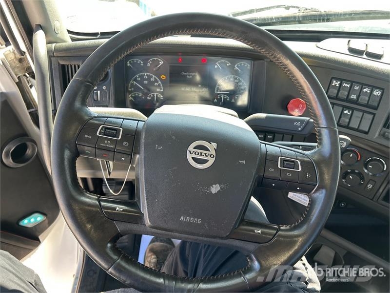 Volvo VNR300 6x4 T/A Day Cab Truck Tractor Trekkers