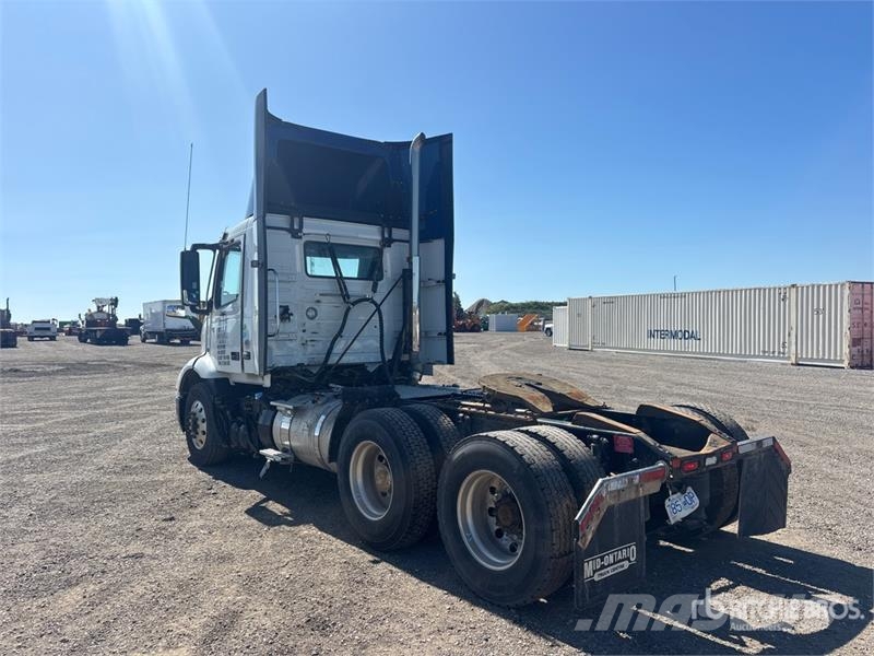 Volvo VNR300 6x4 T/A Day Cab Truck Tractor Vetopöytäautot