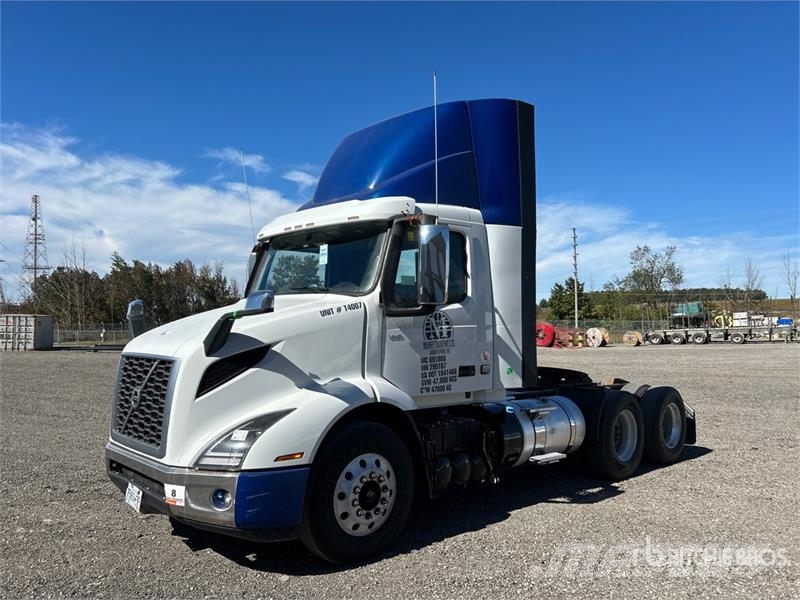 Volvo VNR300 6x4 T/A Day Cab Truck Tractor Vlačilci