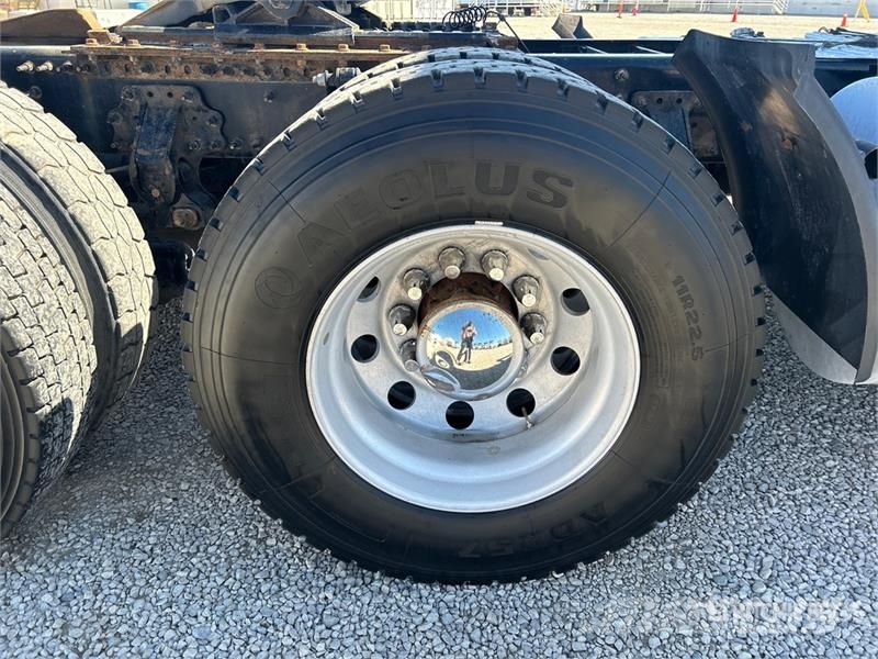 Volvo VNR300 6x4 T/A Day Cab Truck Tractor Trekkers