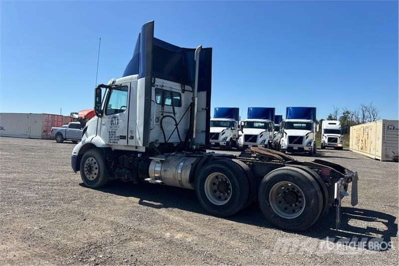 Volvo VNR300 6x4 T/A Day Cab Truck Tractor Vetopöytäautot