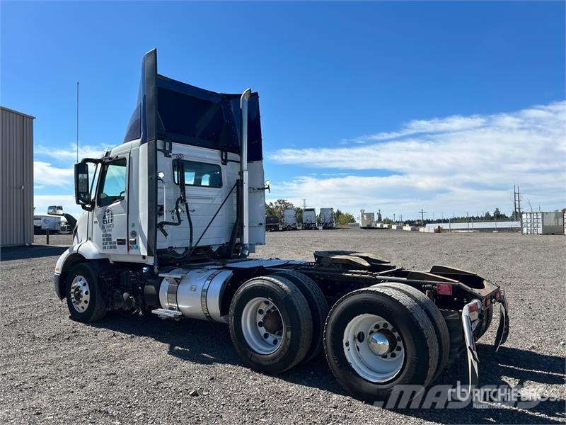 Volvo VNR300 6x4 T/A Day Cab Truck Tractor Vlačilci