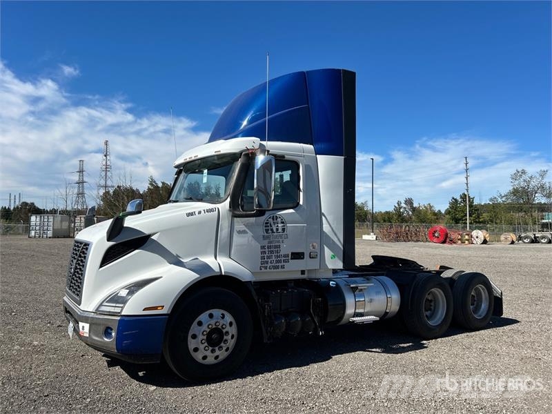 Volvo VNR300 6x4 T/A Day Cab Truck Tractor Vlačilci
