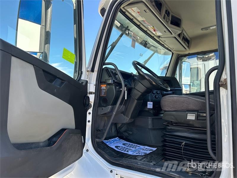 Volvo VNR300 6x4 T/A Day Cab Truck Tractor Vlačilci