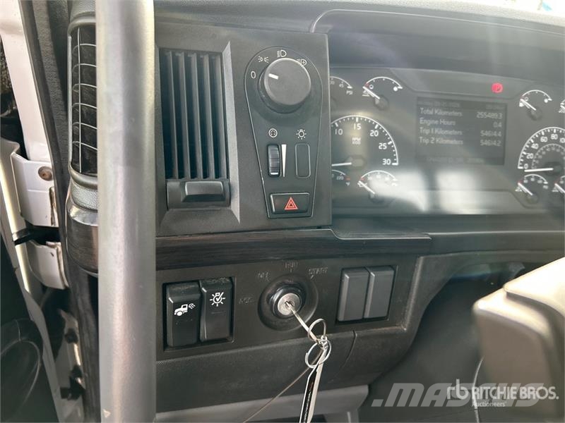 Volvo VNR300 6x4 T/A Day Cab Truck Tractor Ťahače