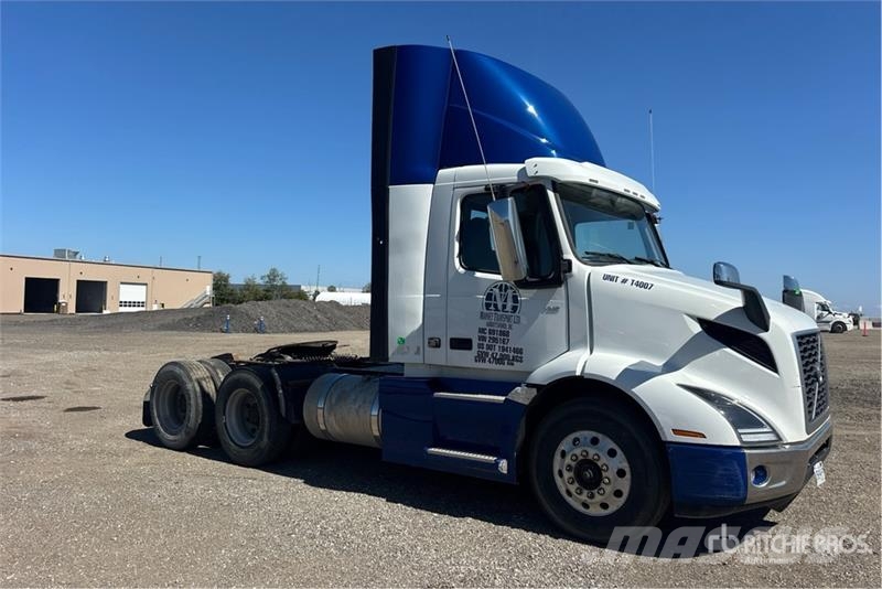 Volvo VNR300 6x4 T/A Day Cab Truck Tractor Vetopöytäautot