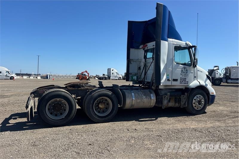 Volvo VNR300 6x4 T/A Day Cab Truck Tractor Vetopöytäautot