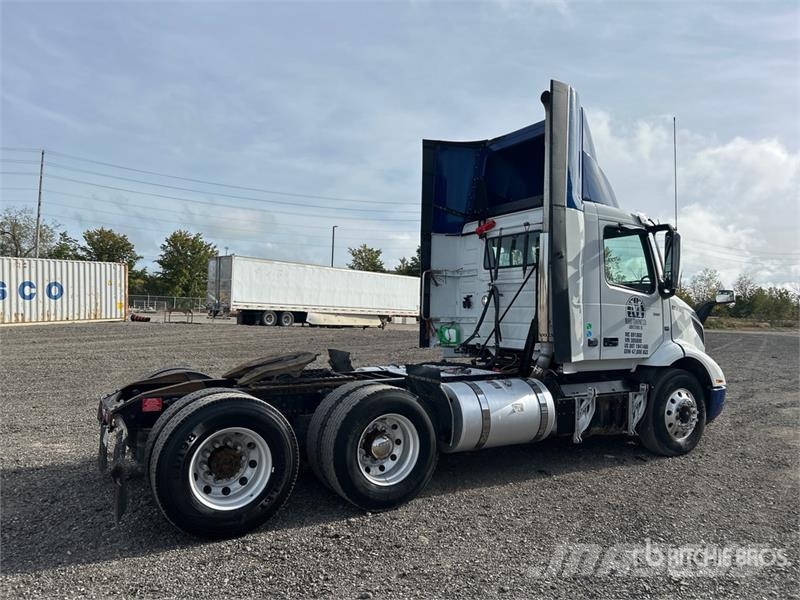 Volvo VNR300 6x4 T/A Day Cab Truck Tractor Ťahače