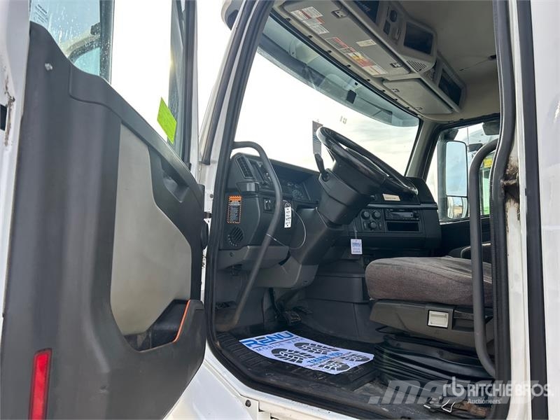 Volvo VNR300 6x4 T/A Day Cab Truck Tractor Ťahače