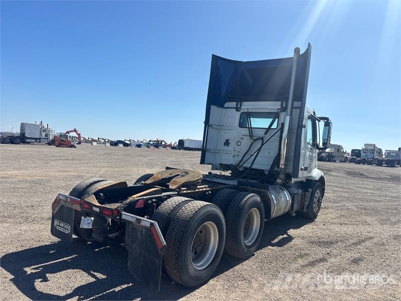 Volvo VNR300 6x4 T/A Day Cab Truck Tractor Vetopöytäautot
