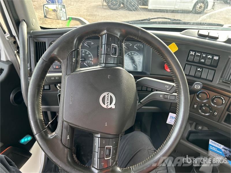 Volvo VNR300 6x4 T/A Day Cab Truck Tractor Ťahače