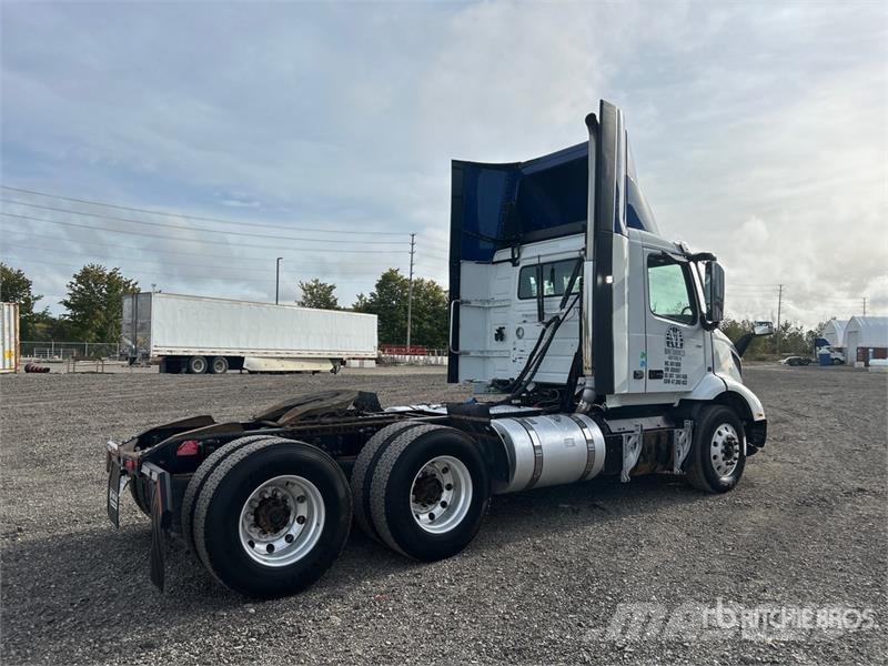 Volvo VNR300 6x4 T/A Day Cab Truck Tractor Traktorske jedinice