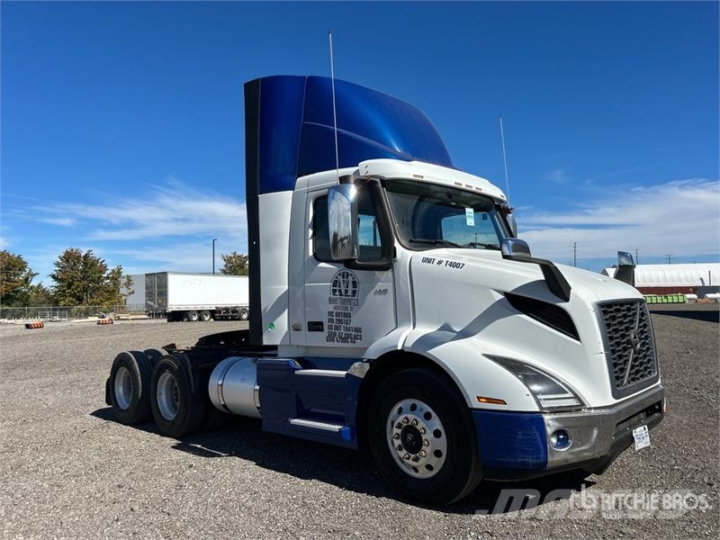Volvo VNR300 6x4 T/A Day Cab Truck Tractor Vlačilci