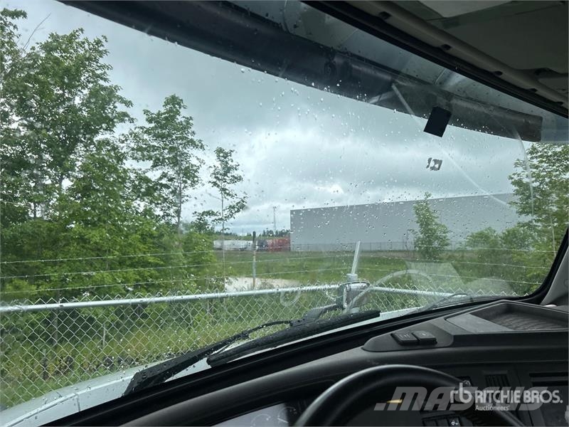 Volvo VNR300 6x4 T/A Day Cab Truck Tractor Truck Tractor Units