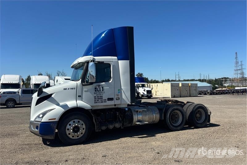 Volvo VNR300 6x4 T/A Day Cab Truck Tractor Vetopöytäautot