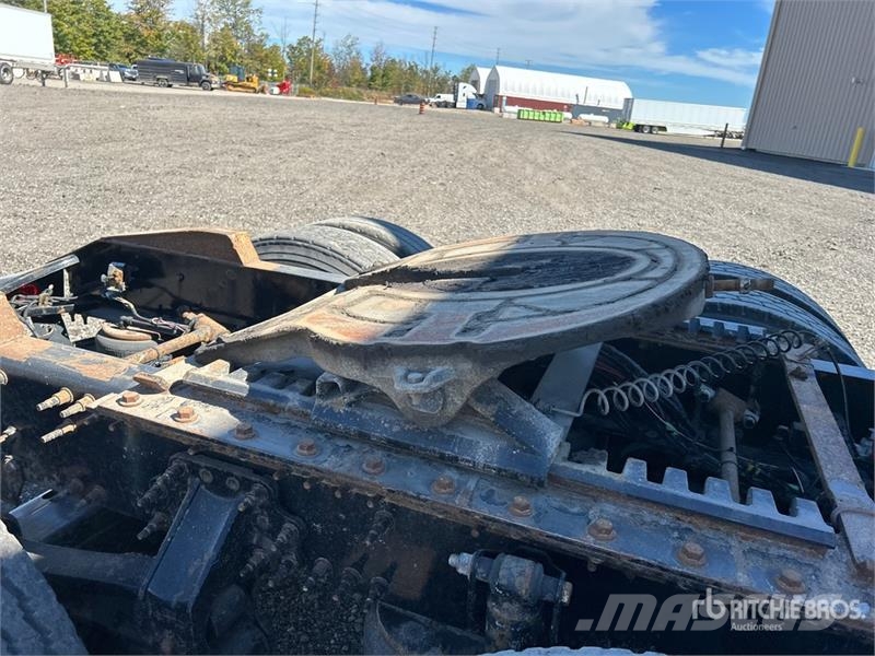 Volvo VNR300 6x4 T/A Day Cab Truck Tractor Vlačilci