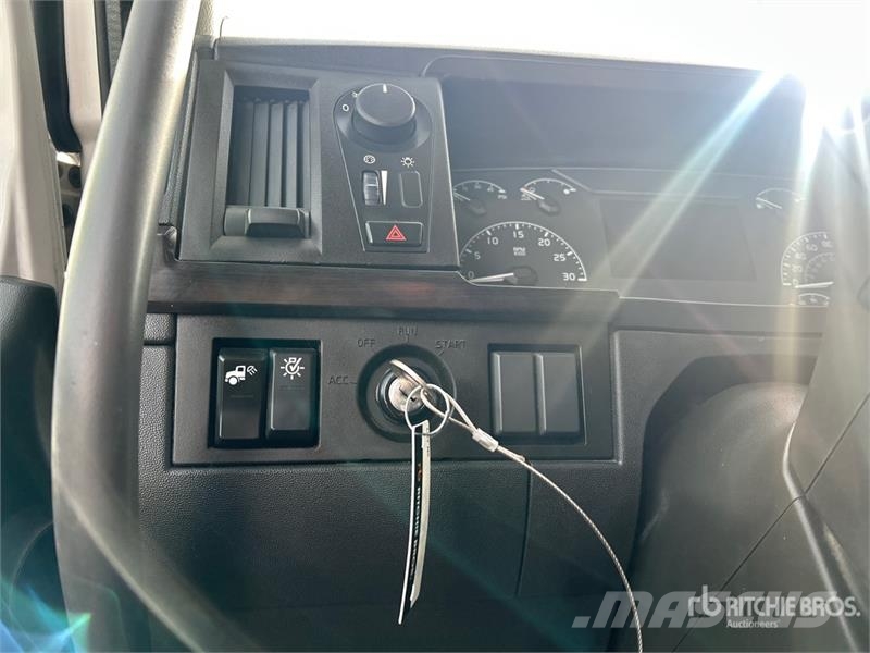 Volvo VNR300 6x4 T/A Day Cab Truck Tractor Ťahače