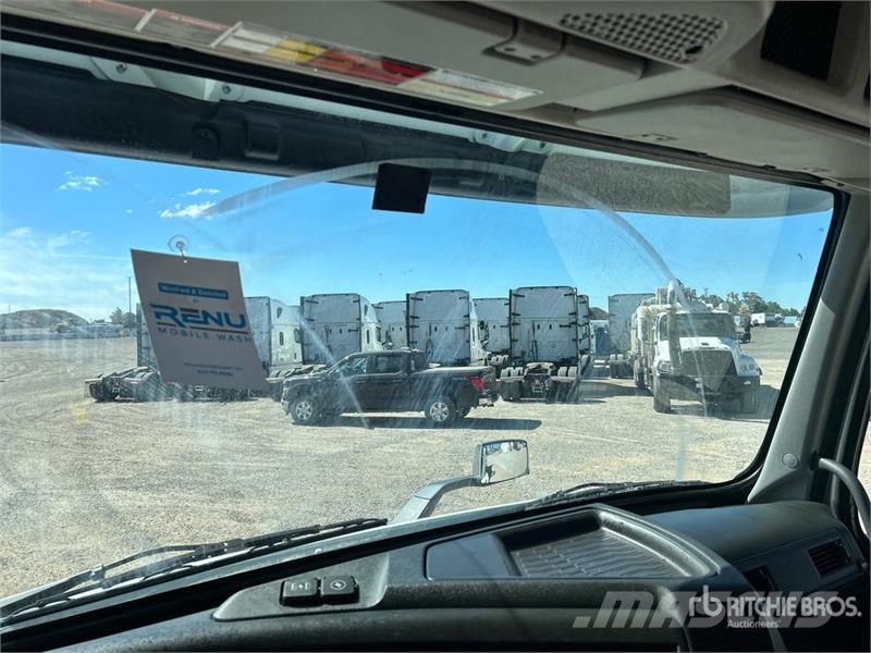 Volvo VNR300 6x4 T/A Day Cab Truck Tractor Trekkers