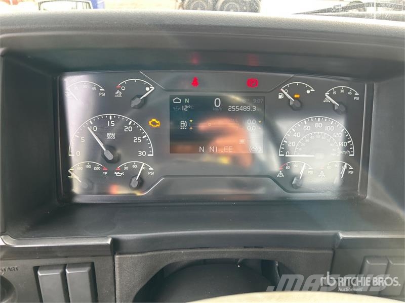 Volvo VNR300 6x4 T/A Day Cab Truck Tractor Ťahače