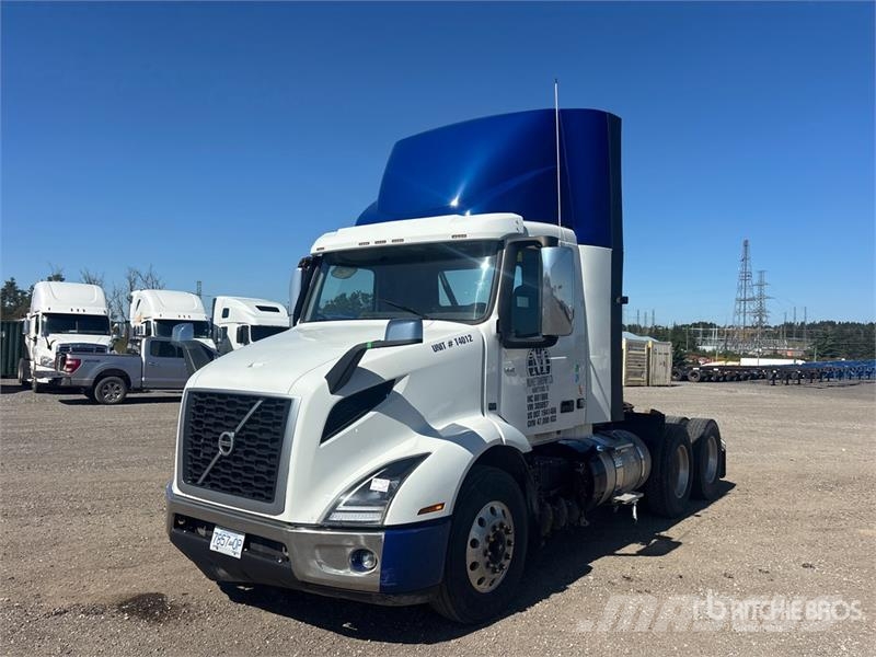 Volvo VNR300 6x4 T/A Day Cab Truck Tractor Vetopöytäautot