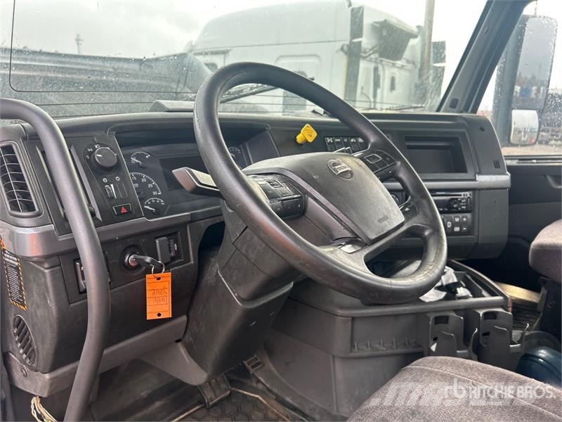 Volvo VNR64T 6x4 T/A Day Cab Truck Tractor Motrici e Trattori Stradali