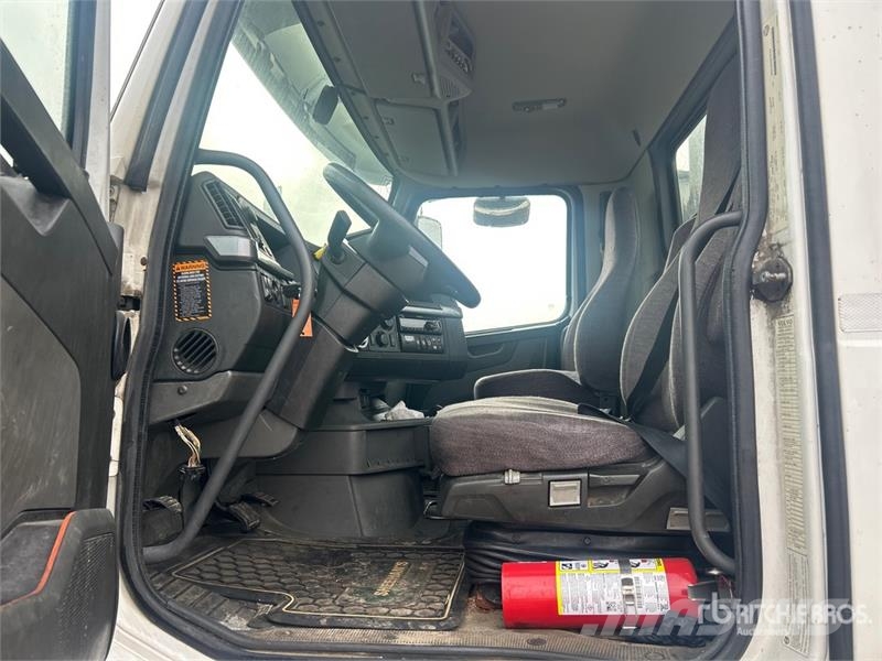 Volvo VNR64T 6x4 T/A Day Cab Truck Tractor Motrici e Trattori Stradali