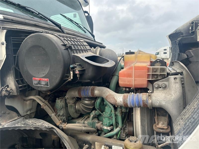 Volvo VNR64T 6x4 T/A Day Cab Truck Tractor Motrici e Trattori Stradali