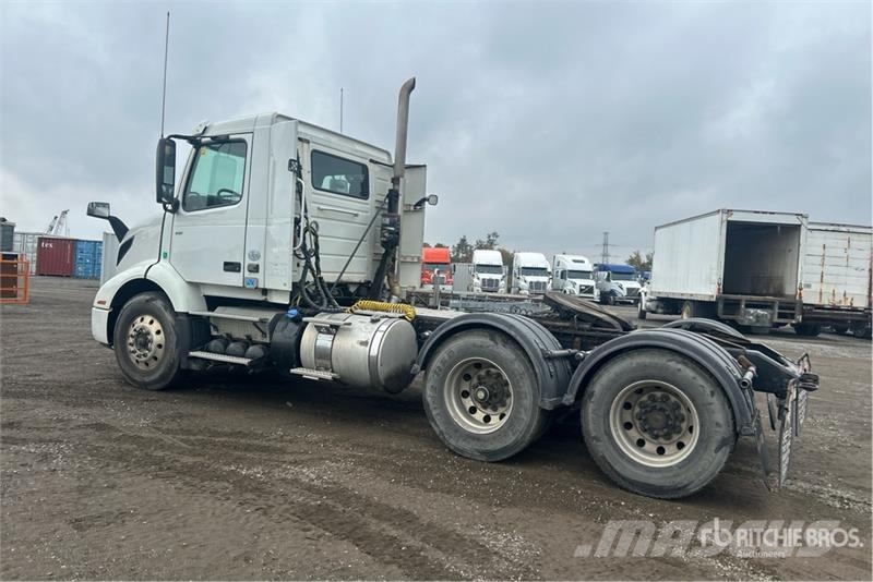 Volvo VNR64T 6x4 T/A Day Cab Truck Tractor Motrici e Trattori Stradali