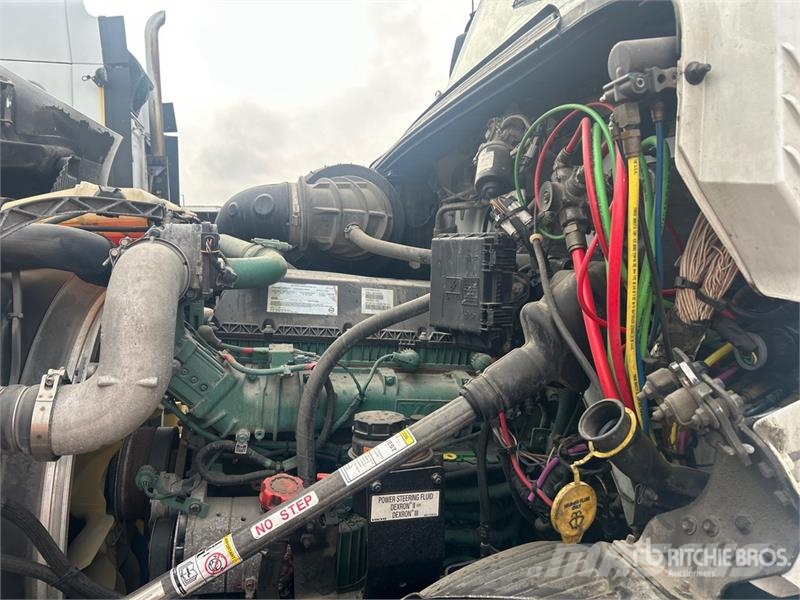 Volvo VNR64T 6x4 T/A Day Cab Truck Tractor Motrici e Trattori Stradali