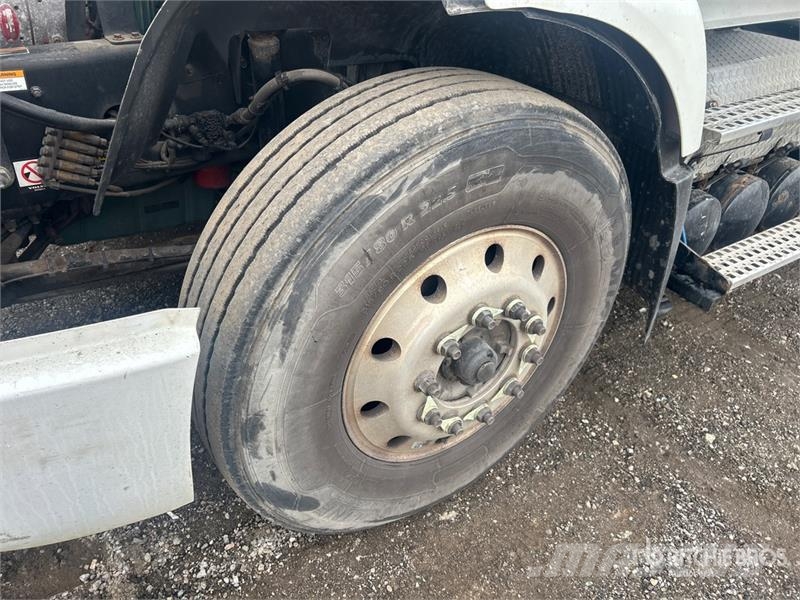 Volvo VNR64T 6x4 T/A Day Cab Truck Tractor Motrici e Trattori Stradali