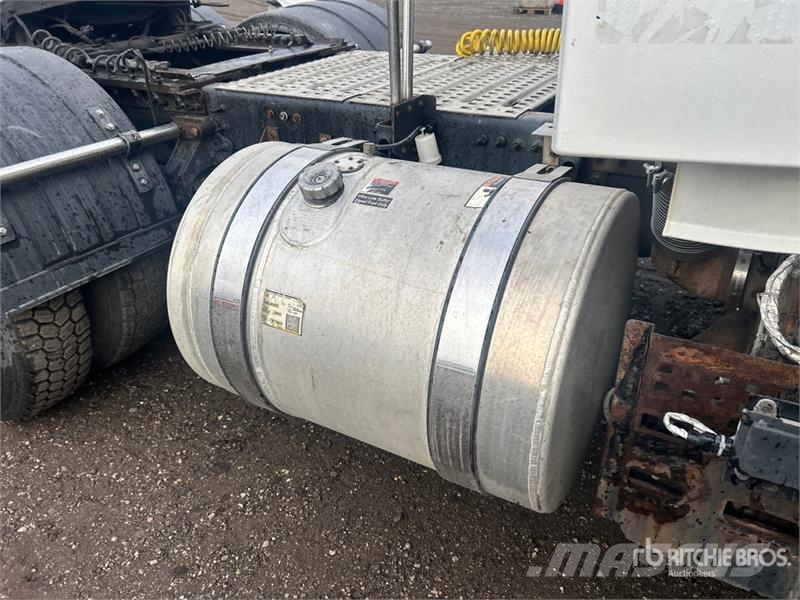Volvo VNR64T 6x4 T/A Day Cab Truck Tractor Motrici e Trattori Stradali