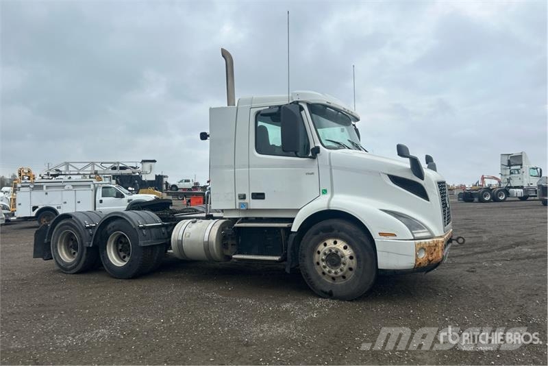 Volvo VNR64T 6x4 T/A Day Cab Truck Tractor Motrici e Trattori Stradali